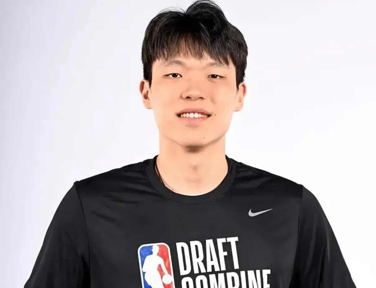 首发+首分！杨瀚森首秀从容不迫用助攻惊艳全场(杨瀚森首秀赢得喝彩)