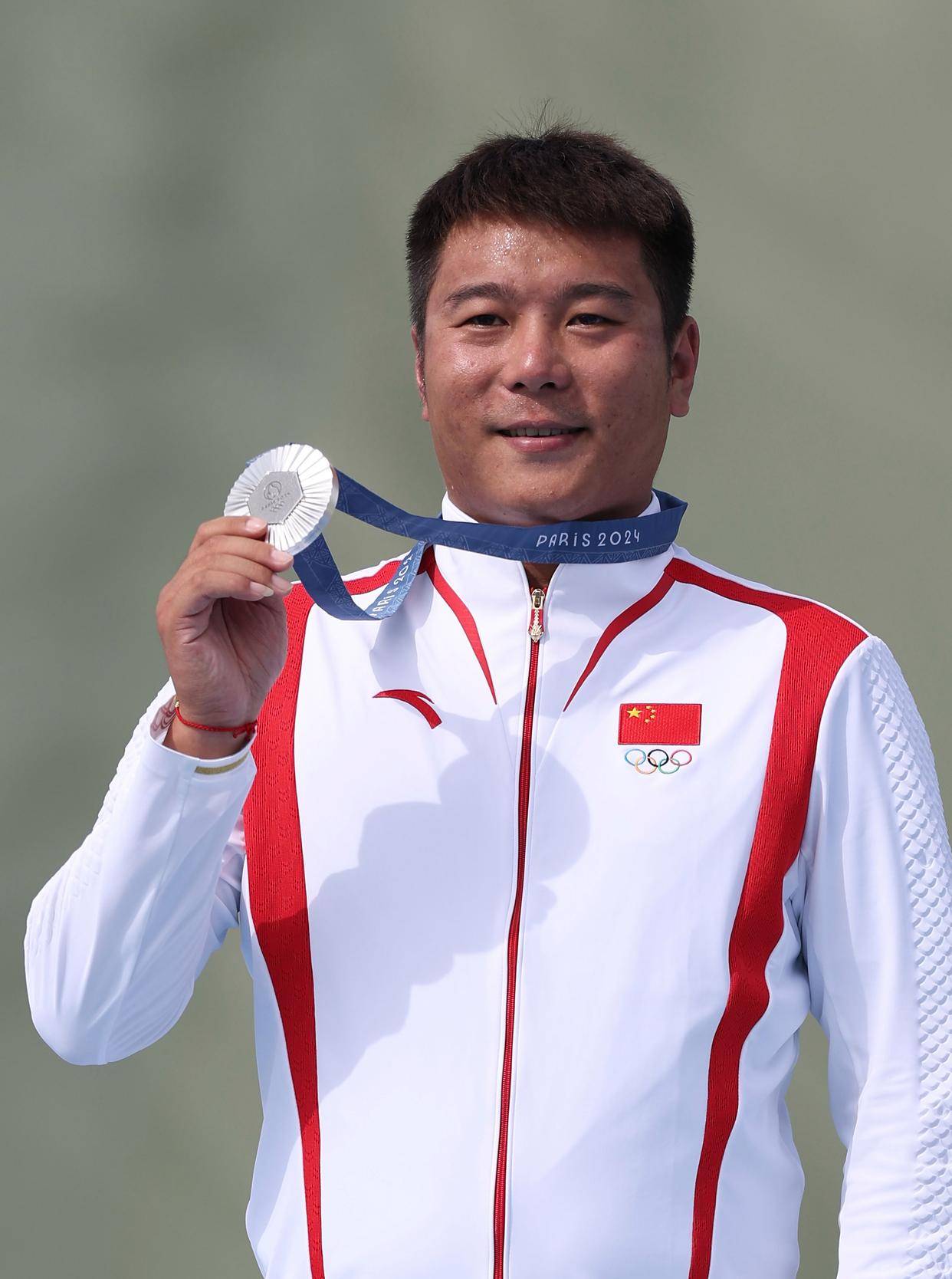 跃居榜首，飞碟选手全力以赴(飞碟比赛)